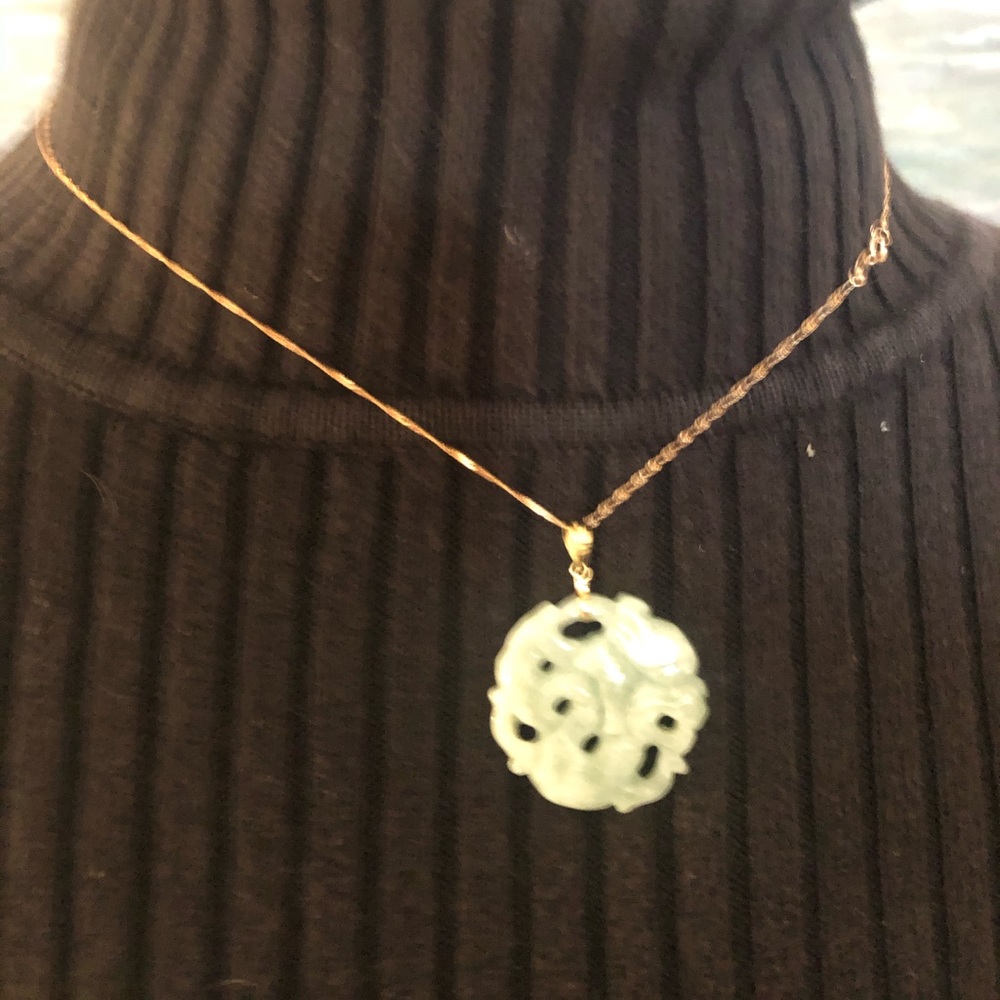 Jade Jadeite carved pendant 1” by 1” on 10 k gold Italian chain - Picture 7 of 9